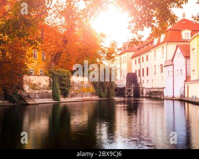 Certovka, fiume Devil, con la ruota del mulino ad acqua a Kampa Island, Praga, Repubblica Ceca Foto Stock