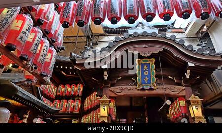 Tempio di Yata-dera - Yata jijo, Kyoto, - colpire la campana di invio per inviare spiriti in partenza per riposare in pace. Foto Stock