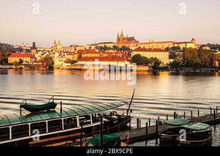 Castello di Praga. Vista dal fiume Moldava argine con barca nel molo in sole mattina, Praga, Repubblica Ceca. Foto Stock