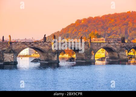 Parte centrale del Ponte Carlo sul fiume Moldava a Praga, Repubblica Ceca. Foto Stock