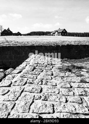 Casa rurale, ex scuola, nel villaggio di montagna Jizerka, Monti Jizera, Repubblica Ceca. Immagine in bianco e nero. Foto Stock