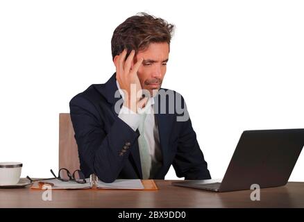 giovane uomo d'affari stressato e sconvolto che lavora alla scrivania del computer dell'ufficio che parla guardando stanco e sfinito sentimento sopraffatti in str quotidiano del businessman Foto Stock