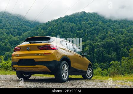 Russia Sochi Krasnaya Polyana 4 giugno 2020. New Golden City SUV BMW x2 Foto Stock