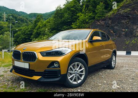 Russia Sochi Krasnaya Polyana 4 giugno 2020. New Golden City SUV BMW x2 Foto Stock