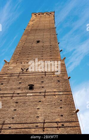 Torre degli Asinelli. Una delle due torri (due Torri 1109-1119, 97.20 metri di altezza) simbolo della città di Bologna, Piazza di porta Ravegnana, Italia. Foto Stock