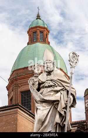 Statua in marmo del vescovo San Petronio (1683) e della Basilica dei Santi Bartolomeo e Gaetano (1516), centro di Bologna, Emilia-Romagna, Italia, Europa. Foto Stock