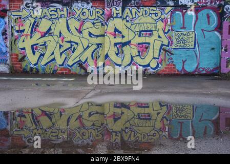 Graffiti nel parcheggio derelict Foto Stock