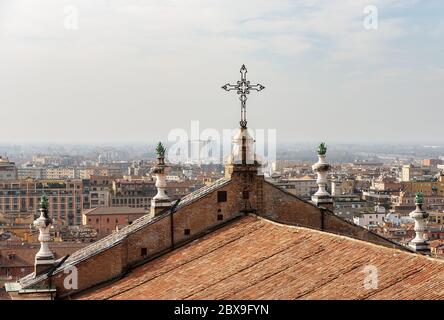 Il paesaggio urbano di Bologna visto dal campanile della Cattedrale Metropolitana di San Pietro (910 - XVIII secolo). Emilia-Romagna, Italia, Europa Foto Stock