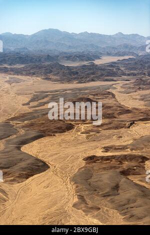 Vista aerea del deserto del Sahara tra il fiume Nilo e il Mar Rosso. Egitto, Africa Foto Stock