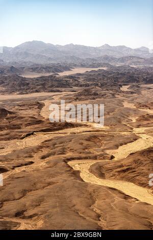 Vista aerea del deserto del Sahara tra il fiume Nilo e il Mar Rosso. Egitto, Africa Foto Stock