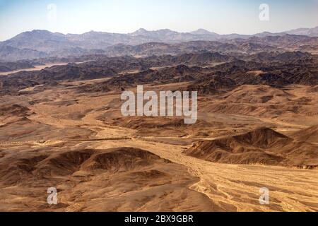 Vista aerea del deserto del Sahara tra il fiume Nilo e il Mar Rosso. Egitto, Africa Foto Stock