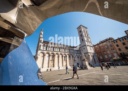 Antica Chiesa di San Michele in Foro, in stile pisano, romanico e gotico (XIII-XIV secolo) nel centro di Lucca, Toscana, Italia, Europa Foto Stock