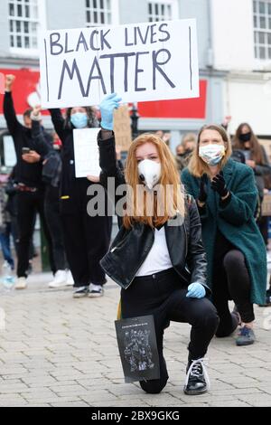 Black Lives Matter Protester prende il ginocchio durante un evento BLM ad Hereford UK nel giugno 2020 Foto Stock