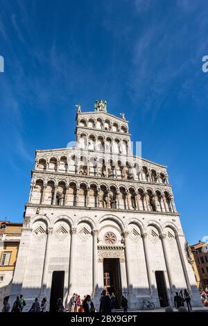 Antica Chiesa di San Michele in Foro, in stile pisano, romanico e gotico (XIII-XIV secolo) nel centro di Lucca, Toscana, Italia, Europa Foto Stock