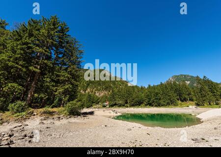 Lago del Predil, piccolo lago di montagna nelle Alpi Giulie, Tarvisio, Friuli Venezia Giulia, Italia, Europa Foto Stock