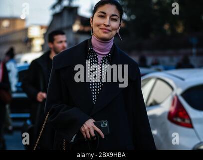 MILANO - Febbraio 21 2020: Caroline Issa in strada durante la settimana della Moda di Milano. (Foto di Mauro del Signore/Pacific Press) Foto Stock