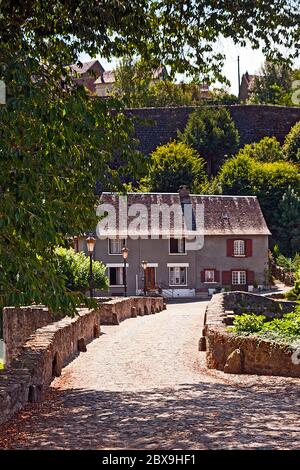 Il 14 ° secolo Pont des Anglais (ponte di inglese) a Vigeois, Corréze, Francia Foto Stock