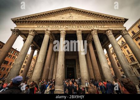 Pantheon di Roma affollato di turisti, antico tempio romano, Piazza della rotonda, piazza nel centro di Roma. Patrimonio dell'umanità dell'UNESCO, Lazio, Italia Foto Stock