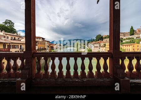 Bassano del Grappa e il fiume Brenta visto dal famoso Ponte degli Alpini o Ponte Vecchio. Vicenza, Veneto, Italia Foto Stock