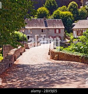 Il 14 ° secolo Pont des Anglais (ponte di inglese) a Vigeois, Corréze, Francia Foto Stock