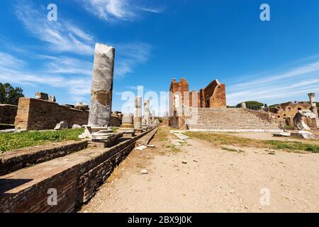 Tempio Capitolium in Ostia Antica Sito Archeologico, dedicato a Giove, Giunone e Minerva, colonia fondata nel VII secolo a.C. Roma, Italia. Foto Stock