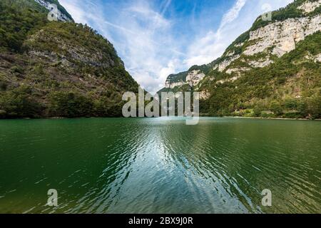 Lago Schener, piccolo lago artificiale delle Alpi, Trentino Alto Adige e Veneto, Pontet, Fiera di Primiero, Italia, Europa Foto Stock