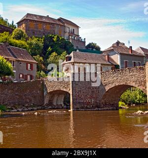 Il 14 ° secolo Pont des Anglais (ponte di inglese) a Vigeois, Corréze, Francia Foto Stock