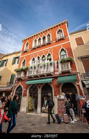 Venezia, antica casa con belle finestre, balconi in marmo e negozi di souvenir, Rio Tera San Leonardo, Cannaregio, Veneto, Italia, Europa Foto Stock