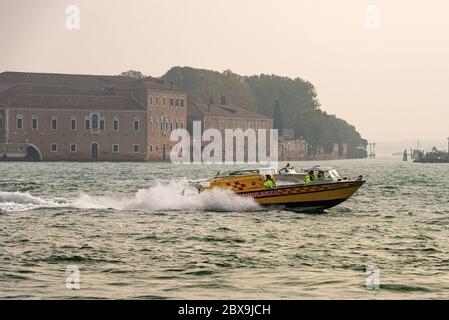 L'ambulanza d'acqua (piccolo motoscafo) corre velocemente per un'emergenza nella laguna veneta (canale della Giudecca) con quattro persone a bordo. Venezia, Veneto Foto Stock