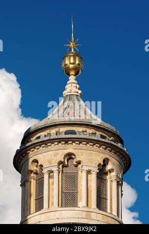 Primo piano dell'antica lanterna della cupola della Cattedrale di Siena (Santa Maria Assunta, 1220-1370). Toscana, Italia, Europa Foto Stock