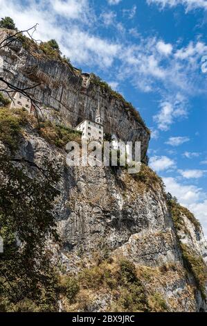 Madonna della Corona, Santuario della Madonna della corona. Costruito sul versante montano (Baldo) che domina la Valle dell'Adige, Spiazzi villaggio, V. Foto Stock