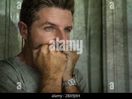 ritratto drammatico di mezzo invecchiato triste e depresso uomo in sensazione di dolore stressato e frustrato sofferenza problema di depressione e crisi di ansia guardando Foto Stock