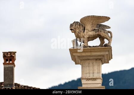 Leone alato di San Marco (Leone di San Marco) in cima ad una colonna, simbolo della Repubblica Veneta. Via del Vallo, Fellano, provincia di Belluno, Veneto Foto Stock