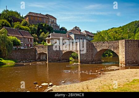 Il 14 ° secolo Pont des Anglais (ponte di inglese) a Vigeois, Corréze, Francia Foto Stock