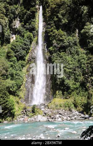 Cascate.Thunder Creek Falls, Mt aspiranti National Park, HAAST , autostrada statale 6. Regione di Otago dell'Isola del Sud, Nuova Zelanda. Nessun people.Full Frame. Foto Stock