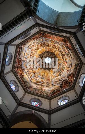 Cattedrale di Firenze, Santa Maria del Fiore, particolare dell'interno della cupola con gli affreschi del giorno del Giudizio, Toscana, Italia Foto Stock