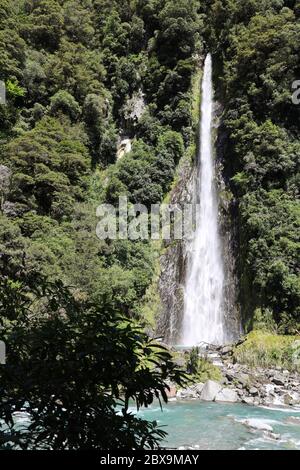 Cascate.Thunder Creek Falls, Mt aspiranti National Park, HAAST , autostrada statale 6. Regione di Otago dell'Isola del Sud, Nuova Zelanda. Nessun people.Full Frame. Foto Stock