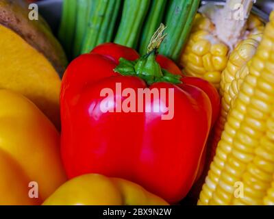 Primo piano di verdure biologiche fresche e sane - Capsicum, mais, bastoncini di frutta Foto Stock