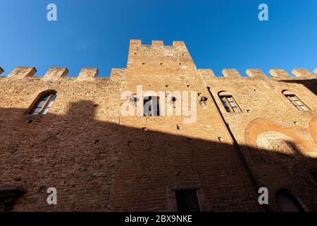 Palazzo Stiozzi Ridolfi. Palazzo medievale nell'antica città di Certaldo Alto. Città dove visse il poeta Giovanni Boccaccio. Firenze, Toscana, Italia Foto Stock