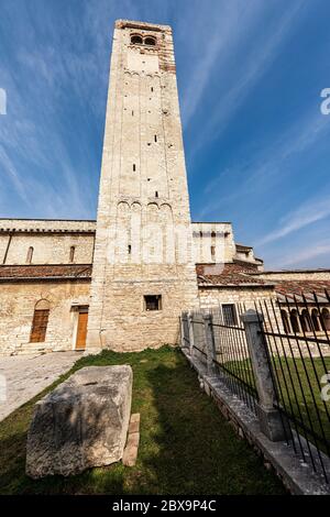 Chiesa parrocchiale romanica di San Giorgio di Valpolicella o Ingannapoltron (VII - XI secolo), con il campanile e il chiostro. Veneto, Verona, Italia, UE Foto Stock