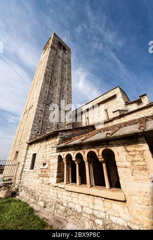 Chiesa parrocchiale romanica di San Giorgio di Valpolicella o Ingannapoltron (VII - XI secolo), con il campanile e il chiostro. Veneto, Verona, Italia, UE Foto Stock