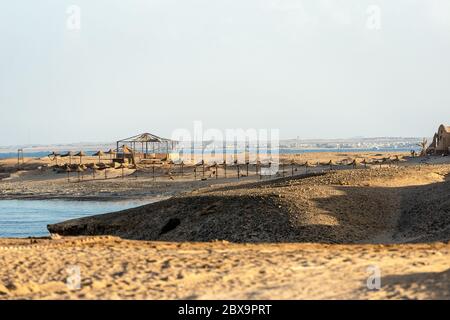 Località turistica abbandonata e rovinata a causa della crisi. Spiaggia del Mar Rosso vicino Marsa Alam Egitto Africa Foto Stock