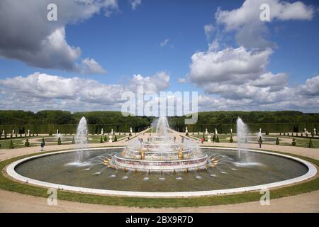 Versailles, Francia. 6 Giugno 2020. La gente visita il parco del castello di Versailles (Reggia di Versailles) il 6 giugno 2020, il giorno della sua riapertura vicino a Parigi, Francia. Il castello di Versailles riaprì il sabato dopo la chiusura di 82 giorni dopo la chiusura per evitare la diffusione del COVID-19. Credit: Gao Jing/Xinhua/Alamy Live News Foto Stock