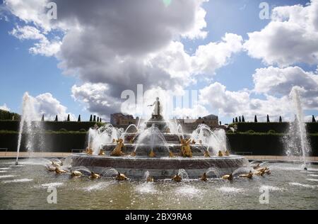 Versailles, Francia. 6 Giugno 2020. Il castello di Versailles (Reggia di Versailles) è visto il 6 giugno 2020, nel suo giorno di riapertura vicino a Parigi, Francia. Il castello di Versailles riaprì il sabato dopo la chiusura di 82 giorni dopo la chiusura per evitare la diffusione del COVID-19. Credit: Gao Jing/Xinhua/Alamy Live News Foto Stock