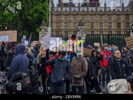 Londra, Regno Unito. 6 giugno 2020 i manifestanti della materia Black Lives fuori del Palazzo di Westminster, protestando la morte negli Stati Uniti di George Floyd per mano della polizia. Ben Fosker / Alamy Live News Foto Stock