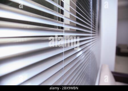 Tende per ufficio. Moderna jalousie in legno. Sala riunioni ufficio controllo gamma illuminazione. veneziane vicino alla finestra. Luce del sole che passa attraverso veneziano Foto Stock