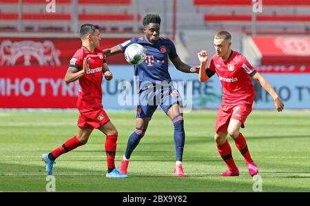 Leverkusen, Germania, 6 giugno 2020, Alphonso DAVIES, FCB 19 contro Florian Wirtz , Charles Aránguiz , Aranguiz , al 1.Bundesliga match BAYER 04 LEVERKUSEN - FC BAYERN MUENCHEN nella stagione 2019/2020:30. Foto: © Peter Schatz / Alamy Live News / Ralf Ibing/Firo/Pool - LE NORMATIVE DFL VIETANO L'USO DI FOTOGRAFIE come SEQUENZE DI IMMAGINI e/o QUASI-VIDEO - Agenzie di Notizie nazionali e internazionali FUORI uso editoriale Foto Stock