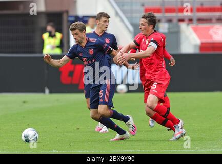 Leverkusen, Germania, 6 giugno 2020, Thomas MUELLER, MÜLLER, FCB 25 contro Julian BAUMAGARTLINGER, Lev 15 alla partita 1.Bundesliga BAYER 04 LEVERKUSEN - FC BAYERN MUENCHEN nella stagione 2019/2020:00 giorno 30. Foto: © Peter Schatz / Alamy Live News / Ralf Ibing/Firo/Pool - LE NORMATIVE DFL VIETANO L'USO DI FOTOGRAFIE come SEQUENZE DI IMMAGINI e/o QUASI-VIDEO - Agenzie di Notizie nazionali e internazionali FUORI uso editoriale Foto Stock