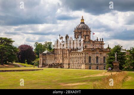 Una vista sud-est di Castle Howard, Yorkshire, Inghilterra Foto Stock