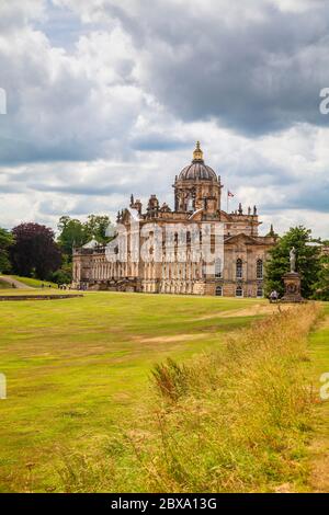 Una vista sud-est di Castle Howard, Yorkshire, Inghilterra Foto Stock